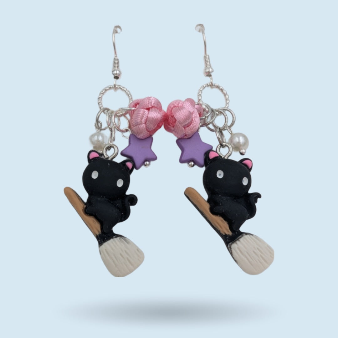 nœud diamant & petit chat sur balai de sorcière