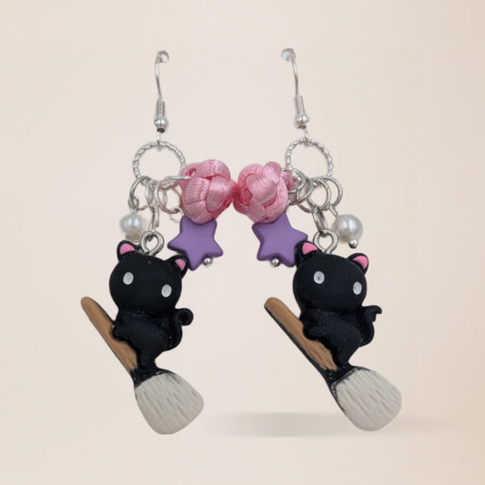 nœud diamant & petit chat sur balai de sorcière